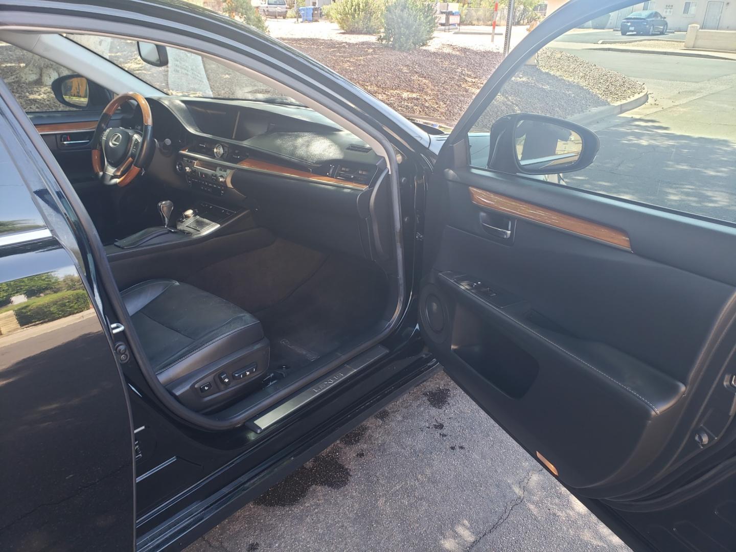 2013 /black Lexus ES 350h es 300h (JTHBW1GG1D2) with an 2.5L L4 DOHC 16V HYBRID engine, Continuously Variable Transmission transmission, located at 323 E Dunlap Ave., Phoenix, AZ, 85020, (602) 331-9000, 33.567677, -112.069000 - 2013 Lexus ES Hybrid,......A True Must See!! No accidents, IceCold AC, The car is gorgeous inside and out, power windows, power door locks, Gorgeous tinted sunroof, Stereo/Cd Player, Navigation, Phone sync, Bluetooth, Satellite radio compatible, Backup camera, Clean Black Interior with beautiful Bla - Photo#12